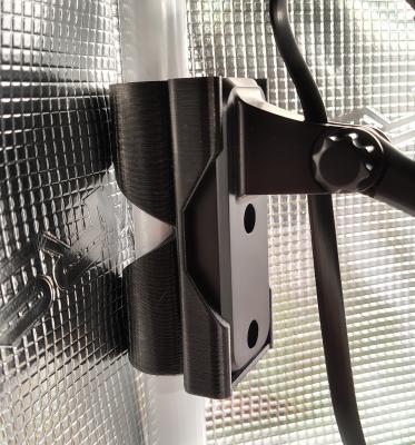 Flexibler Kameraadapter – stabil an Gewächshausstangen, ideal für IP-Kameras.